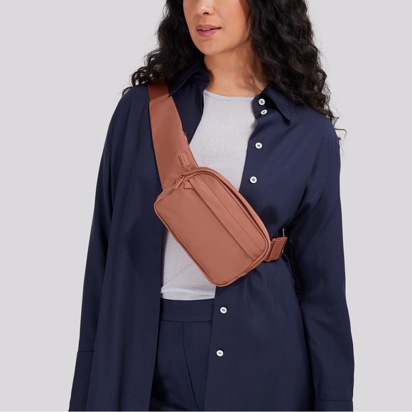 Away Featherlight Sling Bag in Clay Pink | Lightweight, Adjustable, Washable NWT - Picture 4 of 5